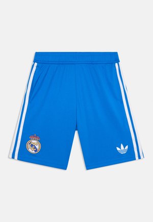 Shorts de sport bleu royal avec taille élastique, rayures blanches sur les côtés, logo brodé du Real Madrid et logo Adidas en bas à droite.