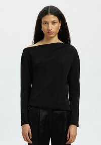 Czarna bluzka z długim rękawem i asymetrycznym dekoltem. Wykonana z gładkiego materiału, charakteryzująca się dopasowanym krojem i subtelnym drapowaniem na ramieniu.