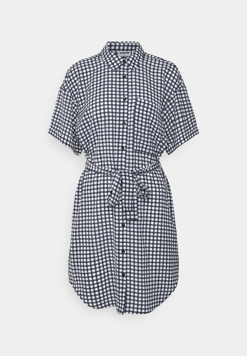 Robe chemise à manches courtes à carreaux bleu marine et blanc, avec boutons sur le devant, poche poitrine, col et ceinture nouée à la taille.