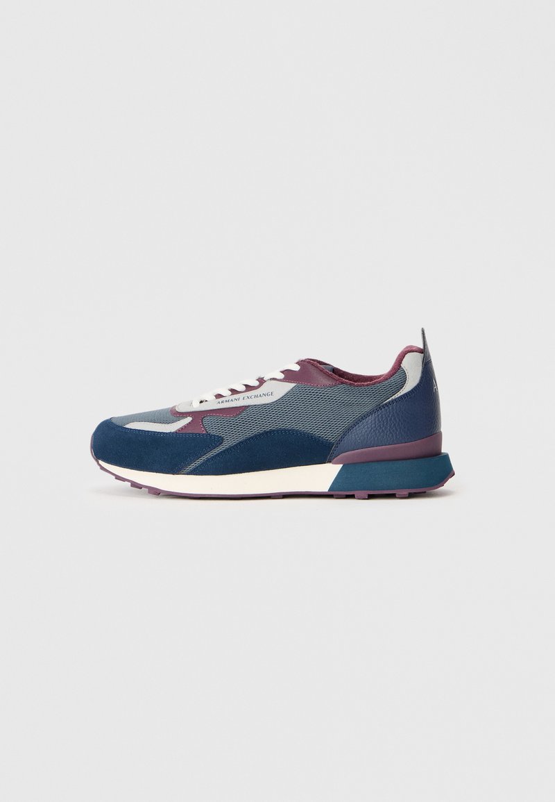 Baskets basses pour homme en bleu marine, mesh gris et accents bordeaux, avec des lacets blancs et une semelle blanche sur fond blanc.