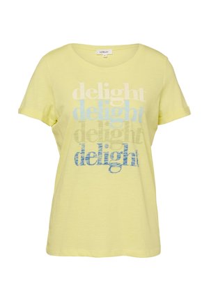Jasnożółta damska koszulka z krótkim rękawem i okrągłym dekoltem, z powtarzającym się napisem "delight" w kolorach białym, jasnoniebieskim, beżowym i ciemnoniebieskim na przedzie.