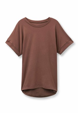 T-shirt marrone a maniche corte con scollo a girocollo, maniche risvoltate e orlo posteriore curvo leggermente più lungo.