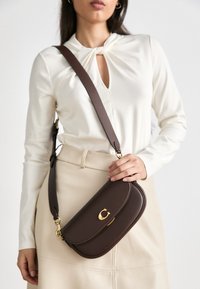 EMMY SADDLE BAG - Sac à main - maple