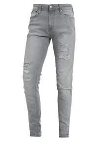 Jeans de mezclilla gris de corte slim fit con desgastes y roturas en los muslos y las rodillas, cierre frontal con botón y cremallera, y diseño de cinco bolsillos.