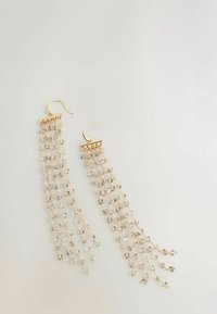 Guldøreringe med flere strenge af klare perler, kaskadedesign og krogefastgørelse. Perlerne reflekterer lyset for ekstra glans.