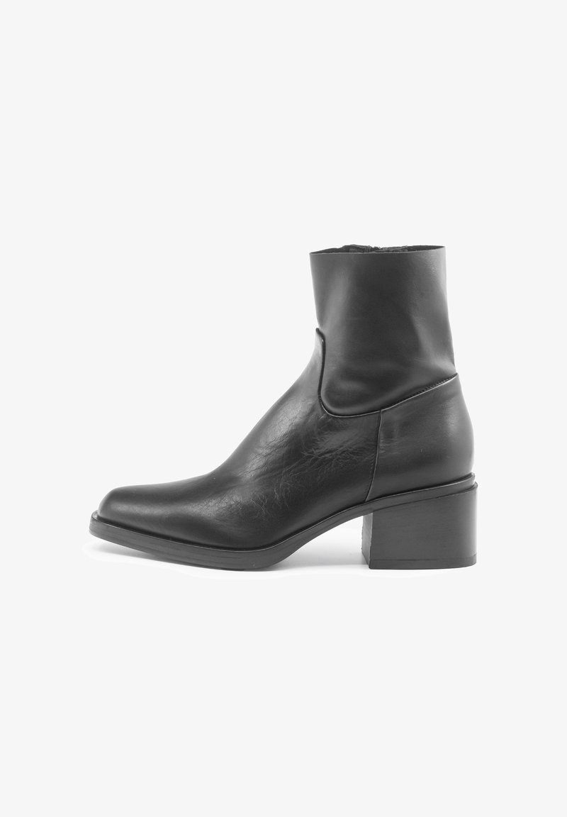 Schwarze Leder-Ankle Boots mit einem eleganten Design, runder Schuhspitze und Blockabsatz. Das Obermaterial weist eine nahtlose Verarbeitung und eine glatte Textur auf.