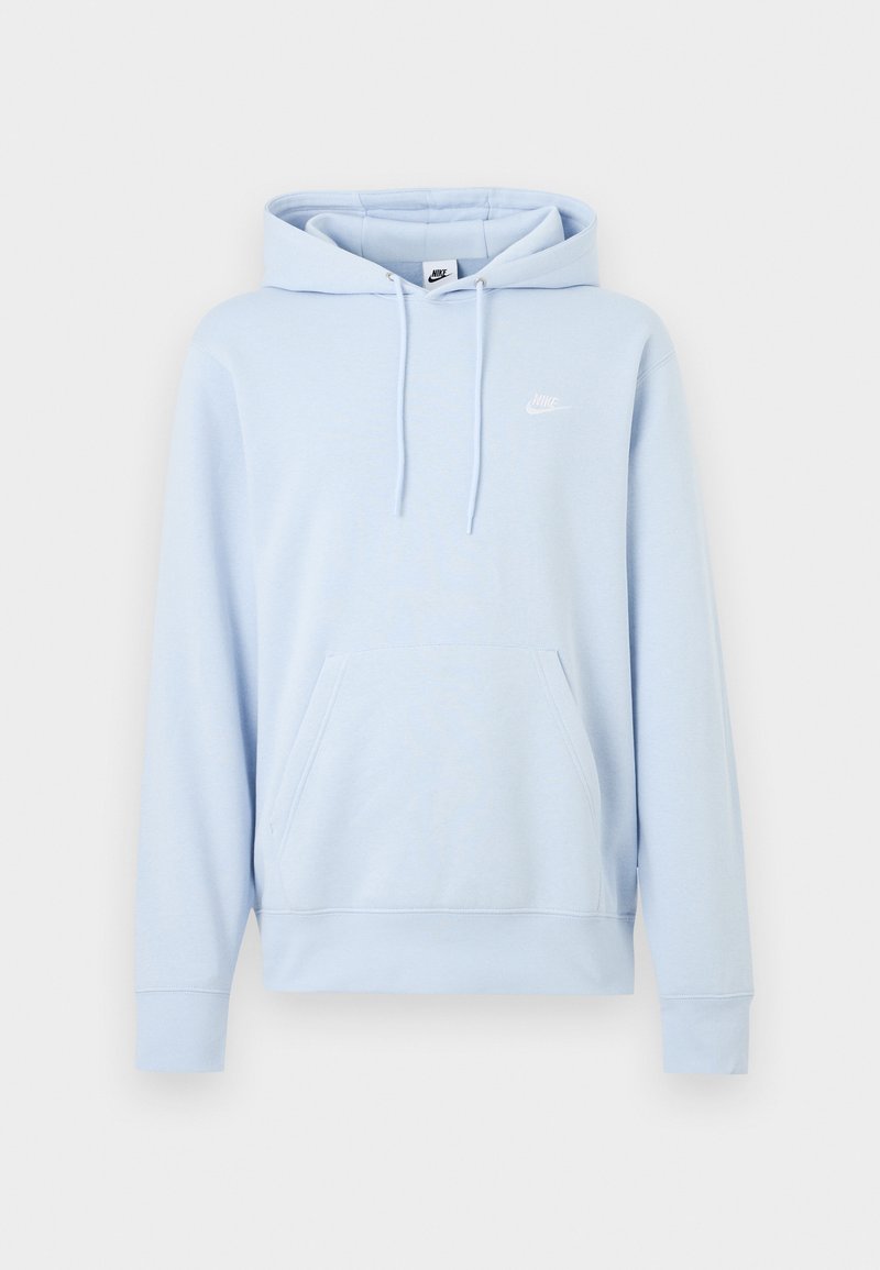 Sudadera con capucha Nike azul celeste, con bolsillo frontal tipo canguro, capucha con cordón ajustable y pequeño logo blanco de Nike en el pecho izquierdo.