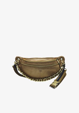 Sac banane en cuir marron en forme de croissant avec deux poches zippées, détail chaîne en or, et sangle en tissu réglable avec boucle dorée.
