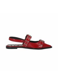 Rode gepatineerde slingback-schoenen met een puntige neus, twee brede banden met zilveren metalen ringetjes, en een platte zwarte zool. Merken zijn zichtbaar op de binnenzool.