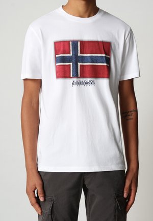 Witte katoenen t-shirt met een grafisch ontwerp van de rode en blauwe Noorse vlag, met daaronder de tekst "NAPAPIJRI geographic". Korte mouwen en ronde hals.