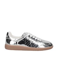 Des baskets en cuir argent metallic avec des lacets blancs, une semelle en caoutchouc texturée et des détails perforés sur les côtés.