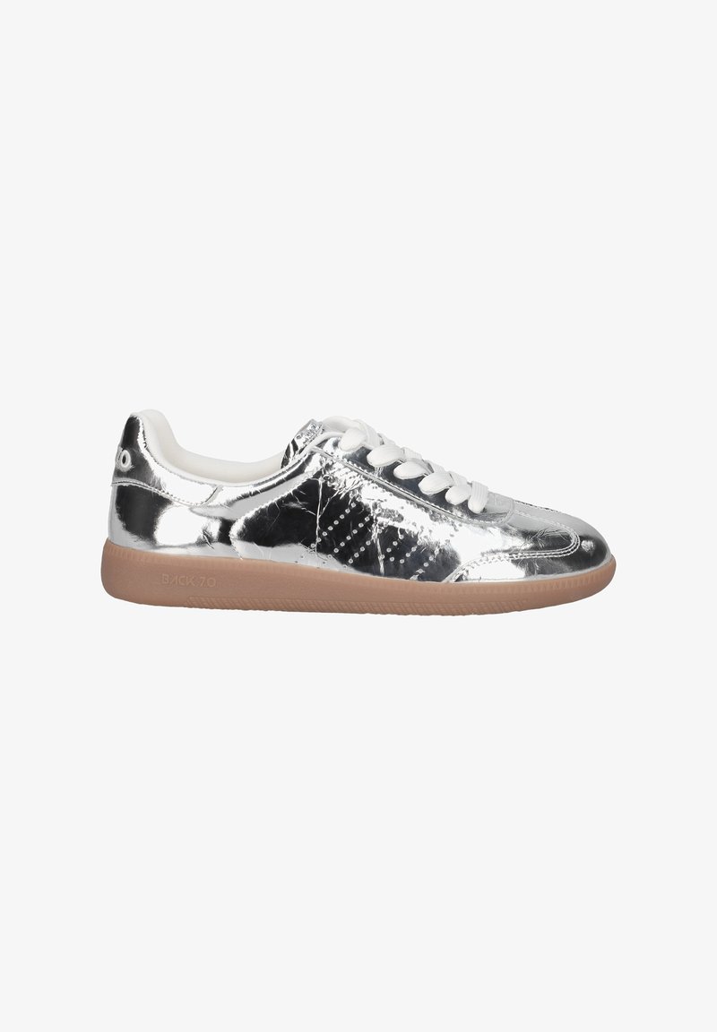 Des baskets en cuir argent metallic avec des lacets blancs, une semelle en caoutchouc texturée et des détails perforés sur les côtés.