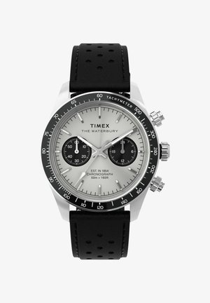 Zegarek naręczny Timex Waterbury z chronografem, srebrną tarczą, czarnym pierścieniem tachymetru, dwoma subtarczami i perforowanym czarnym skórzanym paskiem.