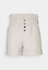 Shorts beige clair avec une taille élastiquée, ourlets retroussés et quatre boutons métalliques. Includes deux poches latérales. Texture lisse.
