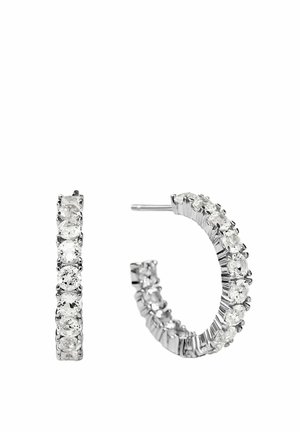 Pendientes de aro de plata con piedras preciosas redondas y transparentes dispuestas en una sola fila, con cierre de presión.