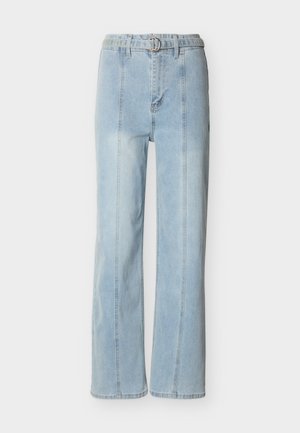 Φωτεινά γαλάζια τζιν παντελόνια με ψηλή μέση, μπροστινές ραφές και ζώνη με διπλό κρίκο πάνω σε απλό λευκό φόντο.