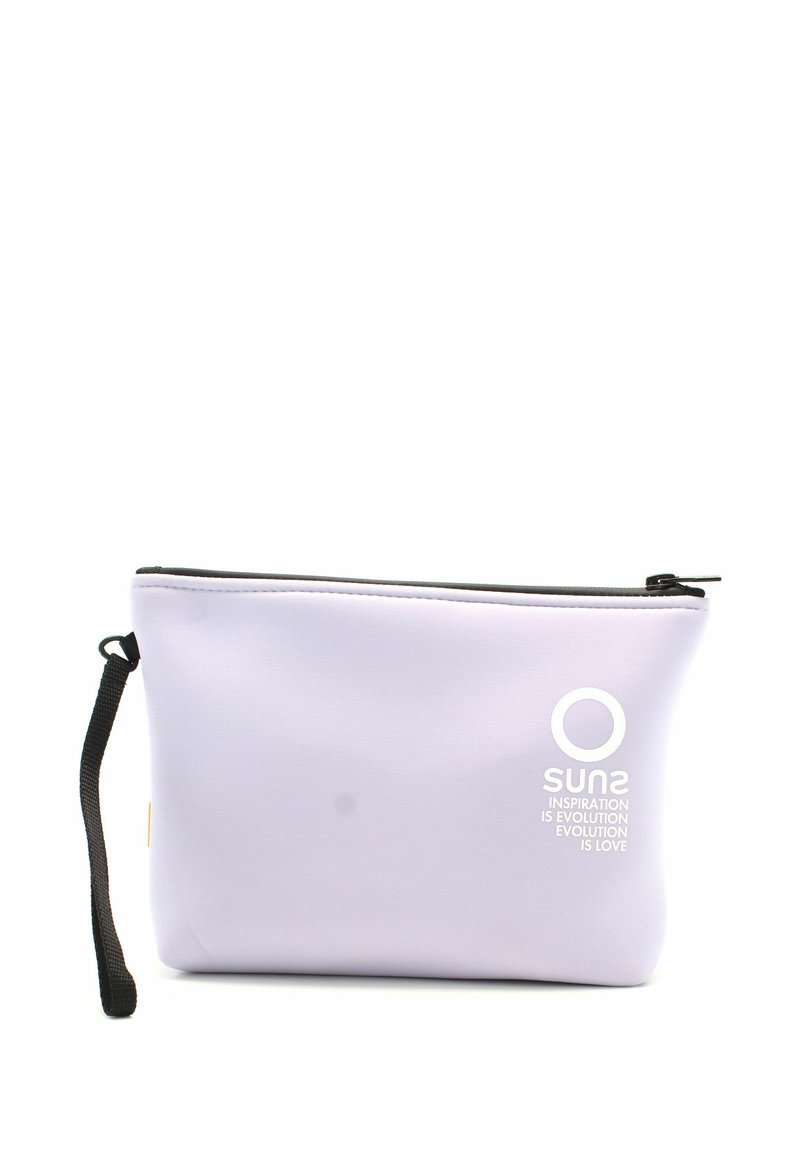 Pochette lilac con zip realizzata in materiale morbido con zip nera. Presenta un logo stampato e testo su un lato. Include un braccialetto nero.