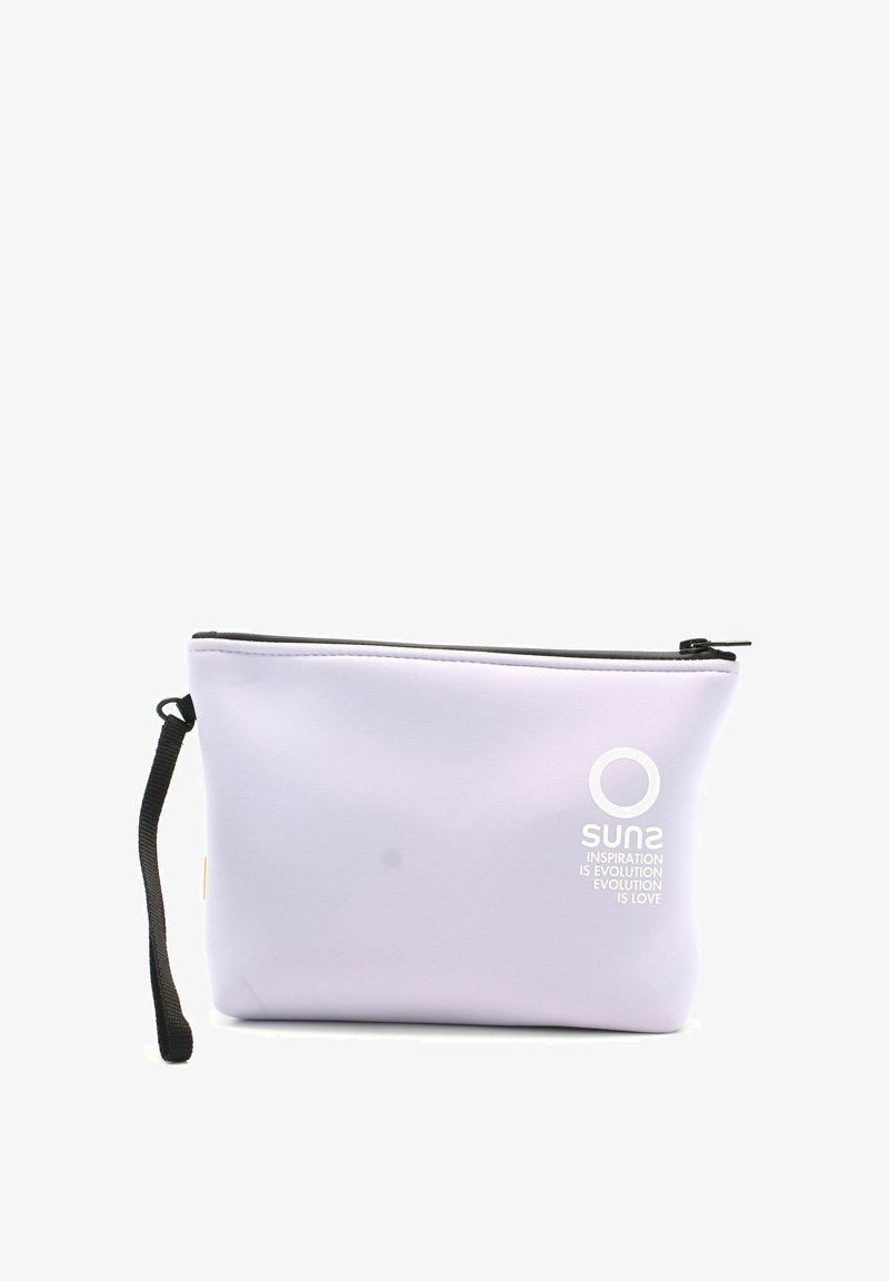 Pochette lilac con zip realizzata in materiale morbido con zip nera. Presenta un logo stampato e testo su un lato. Include un braccialetto nero.