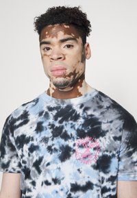 Brave Soul MONTE - T-shirt estampada - blue/white/navy