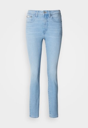 Jean en denim bleu clair avec une coupe slim, design à cinq poches, fermeture à bouton et décoloration subtile. Coupe droite au niveau des chevilles.
