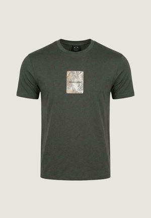 Tmavě zelené tričko s krátkými rukávy a kulatým výstřihem, na hrudi béžová obdélníková nášivka s listovými vzory a nápisem "Armani Exchange".