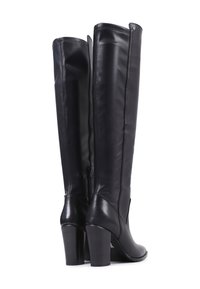 Botas negras de cuero hasta la rodilla con acabado texturizado, cremallera lateral y tacón grueso. Presentan una puntera redondeada y un diseño superior sin costuras.