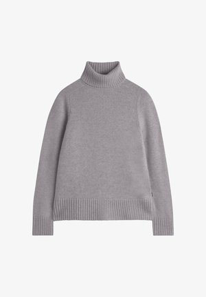 Sivi rolak pulover s rebrastim ovratnikom i manžetama, izrađen od mekog pletiva. Ima spuštene ramene šavove i opušteni kroj.