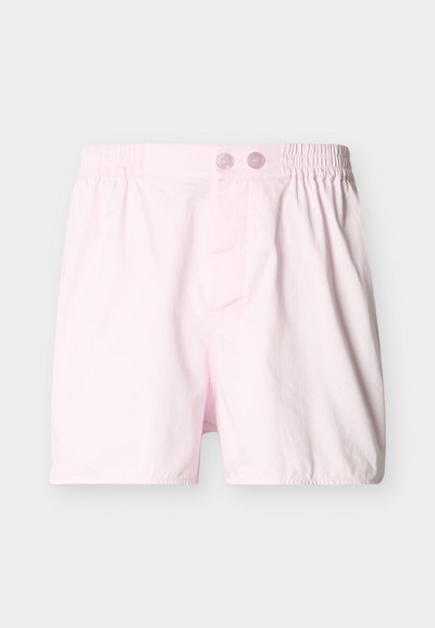 Ροζ βαμβακερά σορτς με ελαστική μέση και δύο στρογγυλά ροζ κουμπιά μπροστά.