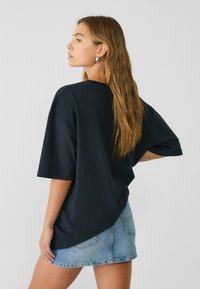 Stradivarius RHINESTONE - Majica kratkih rukava s printom - mottled dark blue
