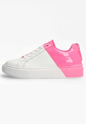 Lavskoet sneaker med hvid læderfront og sål, lys pink skinnende hæl og krave, hvide snørebånd og en strop bagpå.
