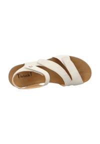 Witte leren sandalen met twee brede banden en een teenlus. Gestructureerd voetbed, gevoerde zool en een klein metalen accent aan de zijkant.