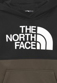 Felpa nera e verde oliva realizzata in morbido tessuto, con una grande scritta bianca del logo "THE NORTH FACE" e una tasca a marsupio nella parte anteriore.