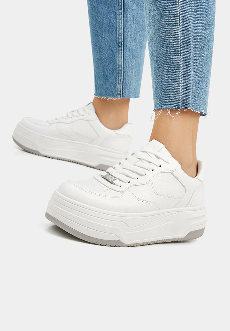 PULL&BEAR MIT DICKER Sneaker low white/weiß Zalando.at
