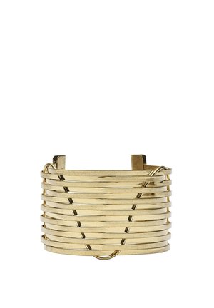 Large bracelet manchette en or avec plusieurs bandes horizontales reliées par des fils diagonaux verticaux sur fond blanc.