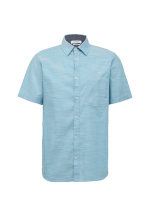 Camicia azzurra a maniche corte in tessuto intrecciato. Presenta un colletto con bottoni e una tasca sul petto con un singolo bottone.