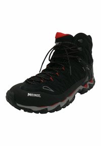 Zapato de senderismo negro con acentos rojos, parte superior de malla y sintético, suela texturizada, cordones y ojetes de metal, punta reforzada y logotipo de la marca.