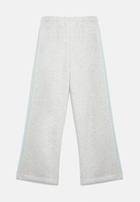 Γκρι φόρμα με ανοιχτό μπλε ρίγα στο πλάι, με άνετη εφαρμογή και ελαστική μέση. Μαλακή υφή, ίσια σχεδίαση παντελονιού.