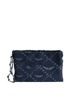 Clutch in tessuto blu scuro con bordi sfrangiati, ricamo "Voltaire Paris" e cinturino da polso con perline argentate.