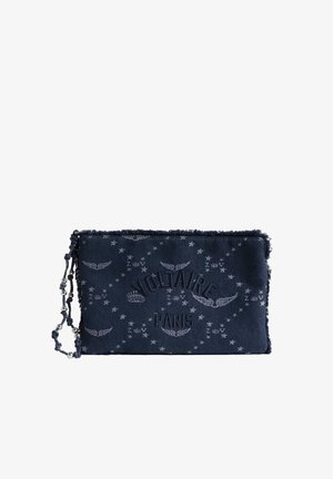 Clutch in tessuto blu scuro con bordi sfrangiati, ricamo "Voltaire Paris" e cinturino da polso con perline argentate.