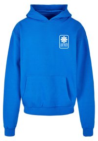 Modrá bavlnená mikina s kapucňou, so predným vreckom, sťahovacou kapucňou a bielym grafickým logom na ľavej strane hrudníka.
