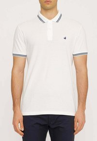 Polo shirt bianco in cotone con una fettuccia a tre bottoni, colletto e polsini a righe blu, caratterizzato da un piccolo logo sul petto sinistro.