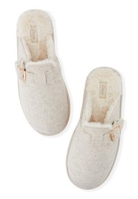 Zapatillas de hogar de color gris claro hechas de suave fieltro, con un forro de piel de peluche, un pequeño detalle de hebilla y una forma de punta redondeada.