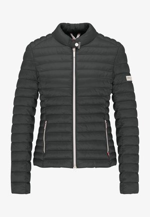 Puchowa kurtka w ciemnoszarym kolorze, wykonana z pikowanego materiału. Posiada stójkę, zamek błyskawiczny z przodu oraz dwie boczne kieszenie na zamek.