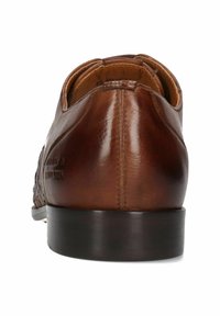 Chaussure en cuir marron avec une finition lisse et une texture subtile. Présente une pointe arrondie et un petit talon en bois foncé. La vue arrière met en valeur le savoir-faire.