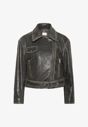 Tumehall nahast mootorratturi jakk, mis on varustatud laiendatud kraega, diagonaalse tõmblukuga, kahe esi tasku ja vööga vöökohal.