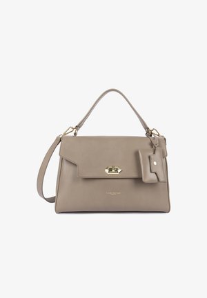 Sac à main en cuir beige au design structuré, avec une fermeture en métal doré, une bandoulière réglable et une petite poche latérale.