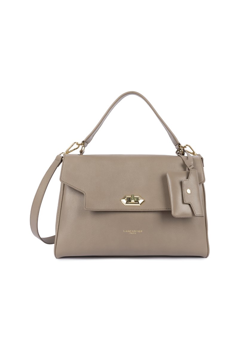 Borsa a mano in pelle beige con un design strutturato, caratterizzata da una chiusura in metallo dorato, tracolla regolabile e una piccola tasca laterale.