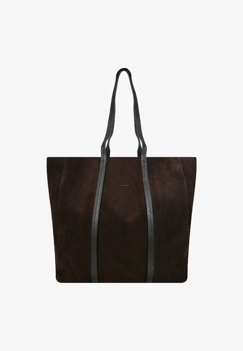 Bolso tote de ante marrón con correas de piel negra lisa, que presenta un diseño minimalista y una forma estructurada. Sin herrajes ni acentos visibles.