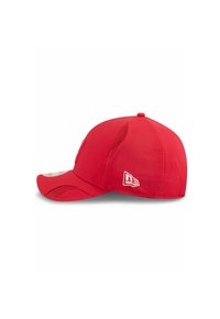 Rote Baseballmütze mit gebogenem Schirm, aus Stoff gefertigt. Verfügt über Mesh-Einsätze für Atmungsaktivität und ein weißes Logo an der Seite.
