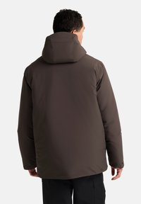Braune, puffige Jacke mit hohem Kragen und Kapuze. Glatte Textur und einfaches Design, ausgestattet mit einem Knopfverschluss an den Bündchen.